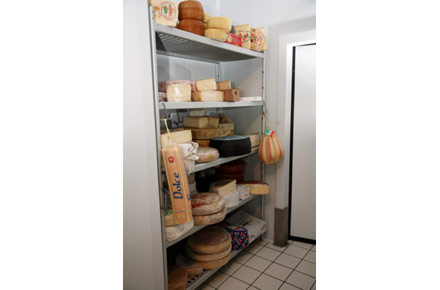 http://www.shelving-cold-room.com/images/Shelving%20for%20cold%20room.jpg